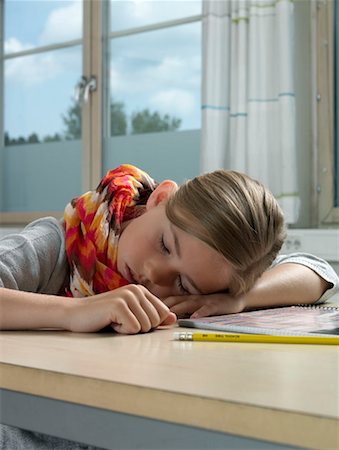 Fille reposant sur la table d'école Photographie de stock - Premium Libres de Droits, Code: 649-02348439