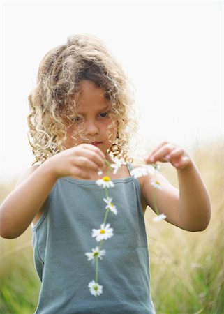 Young girl making a daisy chain Fotografie stock - Premium Royalty-Free, Codice: 649-02424005