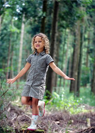 Jeune fille d'équilibrage dans des bois Photographie de stock - Premium Libres de Droits, Code: 649-02424019