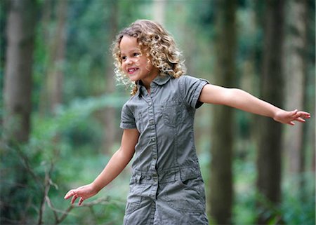 Young girl arms outstretched woodland Fotografie stock - Premium Royalty-Free, Codice: 649-02424020