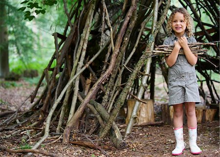 Jeune fille avec des tas de brindilles dans les bois Photographie de stock - Premium Libres de Droits, Code: 649-02424021