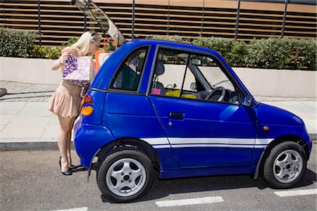 Voiture électrique de chargement jeune femme Photographie de stock - Premium Libres de Droits, Code: 649-02424158