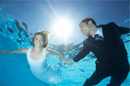 simsearch:649-06432567,k - Bride and groom underwater Foto de stock - Sin royalties Premium, Código: 649-02424474