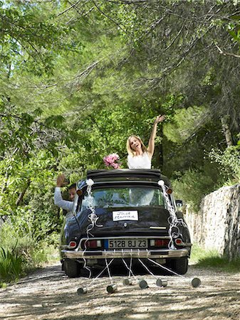 frischverheiratete - Braut und Bräutigam winken vom Hochzeitsauto Stockbilder - Premium RF Lizenzfrei, Bildnummer: 649-02424526