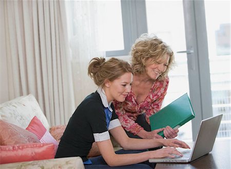 Mother and daughter on the laptop Foto de stock - Sin royalties Premium, Código: 649-02423449