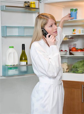 Femme au téléphone le matin Photographie de stock - Premium Libres de Droits, Code: 649-02423456