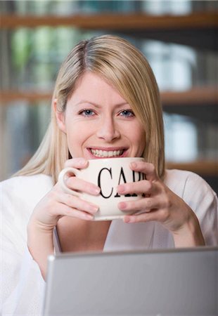 Female having a cappuccino at work Foto de stock - Sin royalties Premium, Código: 649-02423495