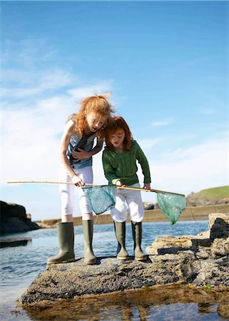 pozza di marea - 2 girls looking in nets at rock pool Fotografie stock - Premium Royalty-Free, Codice: 649-02423978