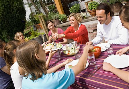 recevoir (diner) - Famille à un pique-nique Photographie de stock - Premium Libres de Droits, Code: 649-02665359