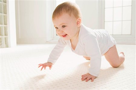 striscia - A baby crawling Fotografie stock - Premium Royalty-Free, Codice: 649-02665496