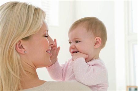 simsearch:649-03465794,k - A portrait of a mother and baby girl Foto de stock - Royalty Free Premium, Número: 649-02665512