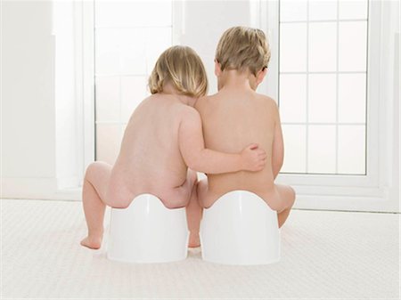 educazione all'uso del vaso - Two toddlers sitting on potties. Fotografie stock - Premium Royalty-Free, Codice: 649-02665520