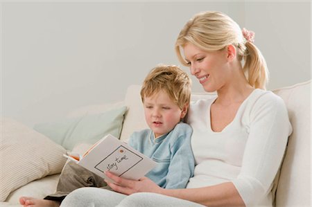 simsearch:649-03667137,k - A mother reading to her child Foto de stock - Royalty Free Premium, Número: 649-02665541