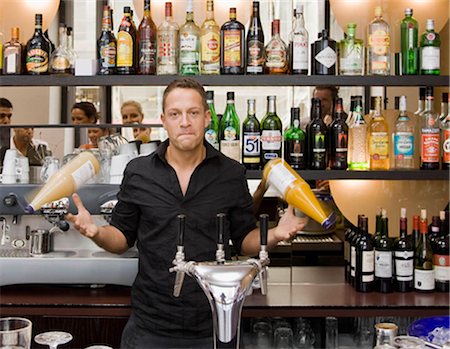 Portrait of bartender spinning drinks Foto de stock - Sin royalties Premium, Código: 649-02665762