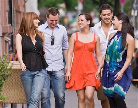 friends sidewalk walk - Group of friends walking down street Foto de stock - Sin royalties Premium, Código: 649-02665785