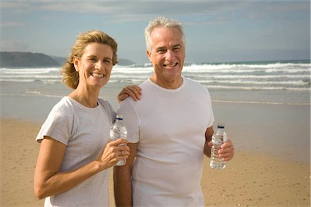 simsearch:649-02666212,k - Eau potable sur une plage de couple Photographie de stock - Premium Libres de Droits, Code: 649-02666186