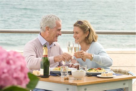 simsearch:649-01753981,k - Couple dînant au restaurant de bord de mer Photographie de stock - Premium Libres de Droits, Code: 649-02666214