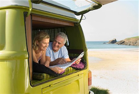 summer vacation van - Couple d'âge mûr se trouvant en camping-car Photographie de stock - Premium Libres de Droits, Code: 649-02666221