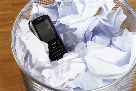 paper waste in office - Phone in the bin Foto de stock - Sin royalties Premium, Código: 649-02666368