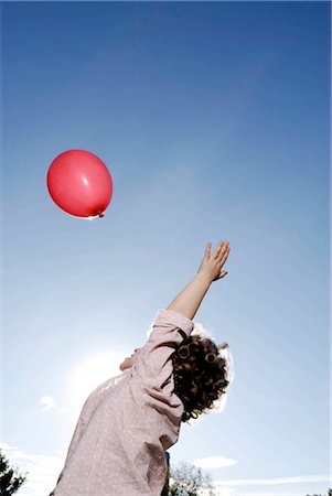 separado - 3 years old girl throwing a balloon Foto de stock - Sin royalties Premium, Código: 649-02666409