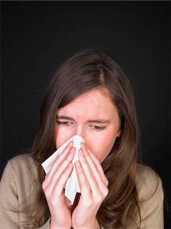 woman blowing her nose Foto de stock - Sin royalties Premium, Código: 649-02666491