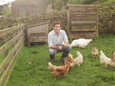 Farmer Holding Eggs with Hens And Geese Foto de stock - Sin royalties Premium, Código: 649-02666621