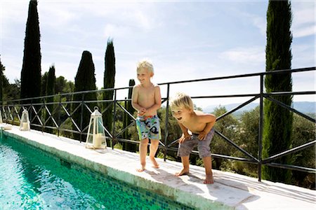 simsearch:6122-08229458,k - 2 garçons à la piscine Photographie de stock - Premium Libres de Droits, Code: 649-02666952