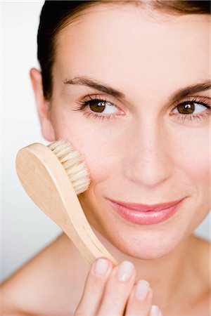 exfoliating - Woman brush massage her face Foto de stock - Sin royalties Premium, Código: 649-02731241