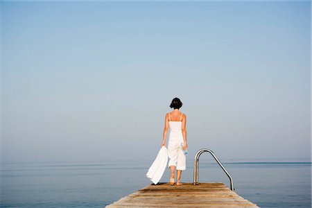 simsearch:649-02731278,k - Woman walking on a pier Foto de stock - Royalty Free Premium, Número: 649-02731265