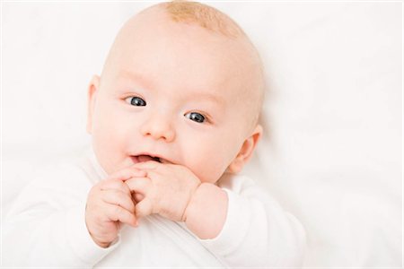 Baby smiling into camera Foto de stock - Sin royalties Premium, Código: 649-02731334