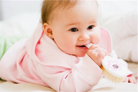 Baby holding hairbrush Foto de stock - Sin royalties Premium, Código: 649-02731352