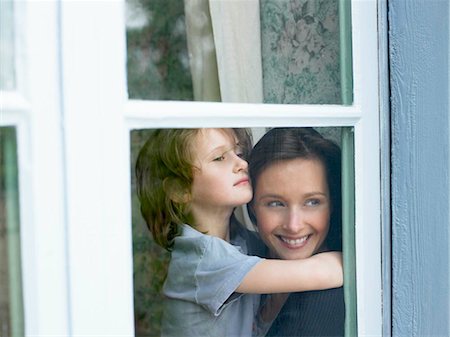 simsearch:693-06016146,k - Mère et fille derrière la fenêtre Photographie de stock - Premium Libres de Droits, Code: 649-02731653