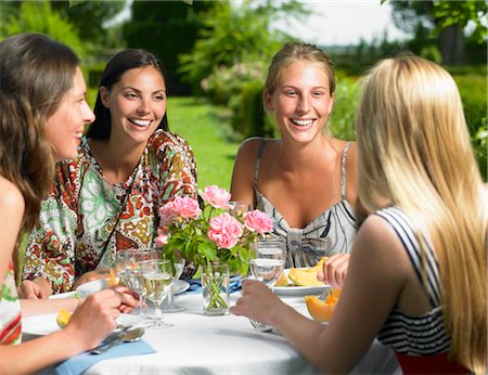 recevoir (diner) - Copines déjeunant à l'extérieur Photographie de stock - Premium Libres de Droits, Code: 649-02731701
