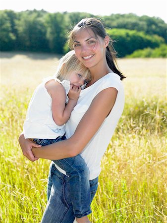 simsearch:6111-06729009,k - Mother and daughter in a field Foto de stock - Royalty Free Premium, Número: 649-02731775