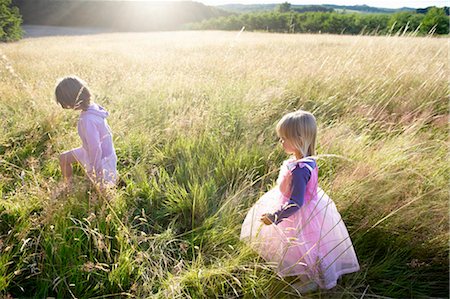 Girls dressed as princesses,  in a field Stock Photo - Premium Royalty-Free, Code: 649-02731914