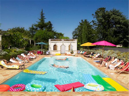 Personnes bénéficiant d'été autour de la piscine Photographie de stock - Premium Libres de Droits, Code: 649-02731917