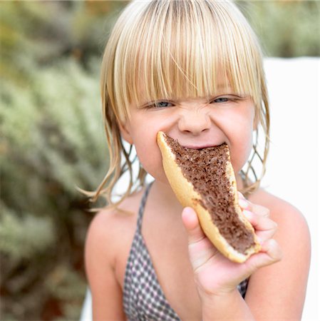 Fille mangeant un sandwich au chocolat Photographie de stock - Premium Libres de Droits, Code: 649-02731941