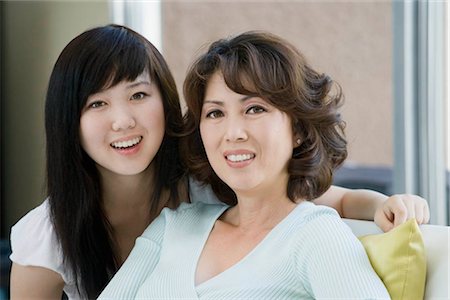 simsearch:400-03926201,k - Portrait of smiling mother and daughter Fotografie stock - Premium Royalty-Free, Codice: 649-02732268