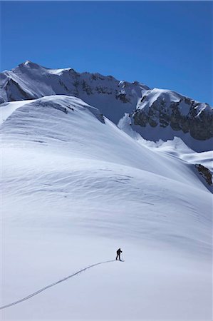 ski trail - Skieur dans le paysage de montagne Photographie de stock - Premium Libres de Droits, Code: 649-02732557