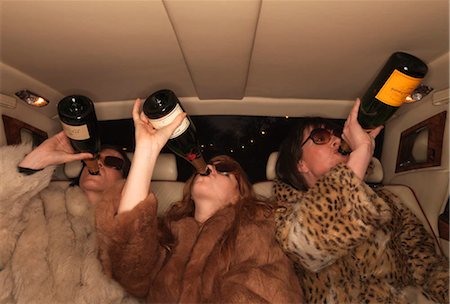 Trois femmes buvant champagne en voiture Photographie de stock - Premium Libres de Droits, Code: 649-02732632