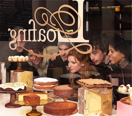 desserts on display - Group of friends looking through window Stock Photo - Premium Royalty-Free, Code: 649-02732710