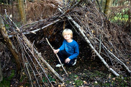 refugio - Boy in hut made of Tree branches Foto de stock - Sin royalties Premium, Código: 649-02732781