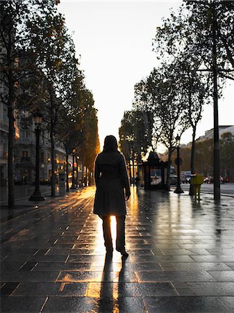 silhouette of lady walking - Woman walking on Champs Elysees Foto de stock - Sin royalties Premium, Código: 649-02732900