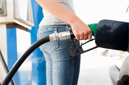 poner gasolina - Young Woman at Gas Station Foto de stock - Sin royalties Premium, Código: 649-03008578