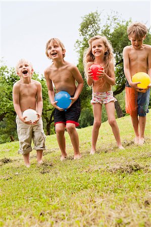 simsearch:6122-07700679,k - Kids Playing in Garden Foto de stock - Royalty Free Premium, Número: 649-03008596