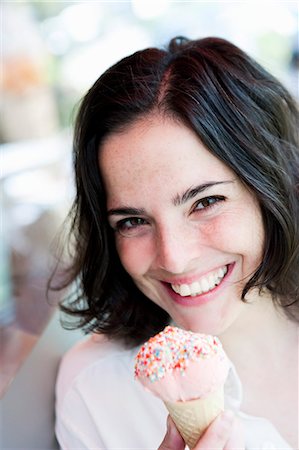 Woman Eating Ice Cream Foto de stock - Sin royalties Premium, Código: 649-03008625