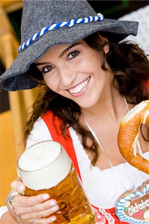 pretzel - Portrait Young Woman at Oktoberfest Foto de stock - Sin royalties Premium, Código: 649-03008648