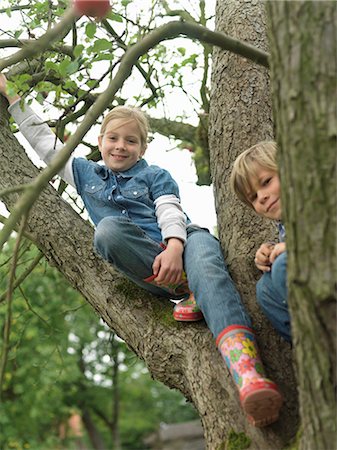 simsearch:649-03774978,k - Boy and girl in tree Foto de stock - Royalty Free Premium, Número: 649-03008690