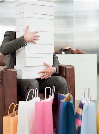 scatola di scarpe - man shopping holding pile of cartons Fotografie stock - Premium Royalty-Free, Codice: 649-03008790