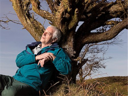 simsearch:649-06812212,k - mature man leaning against tree Stock Photo - Premium Royalty-Free, Code: 649-03008902